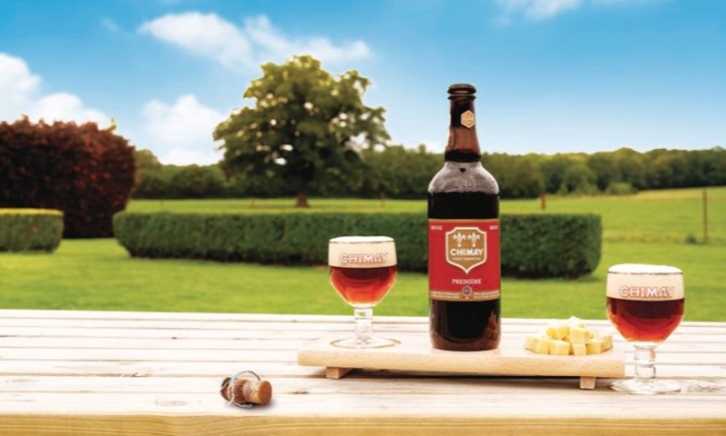 Chimay Rood 75cl fles buiten op tafel